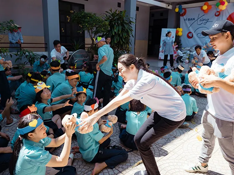 Hình ảnh đội ngũ onbet88 đang làm việc, thể hiện sự tập trung và đổi mới